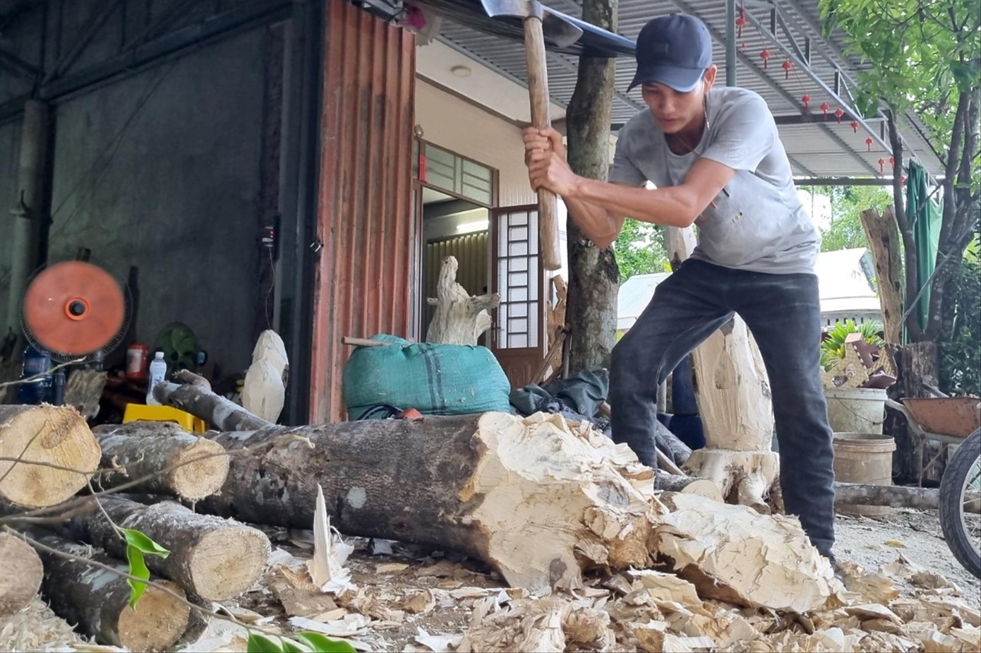 Một trong những công đoạn xoi trầm