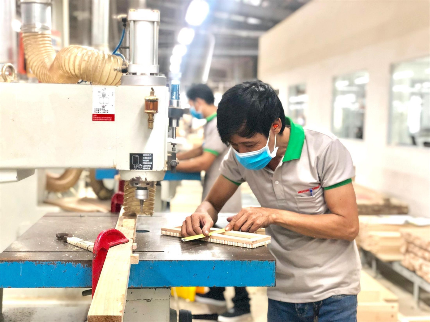 Công nhân sản xuất trong nhà máy ở Bình Dương Ảnh: H.C Công nhân sản xuất trong nhà máy ở Bình Dương Ảnh: H.C