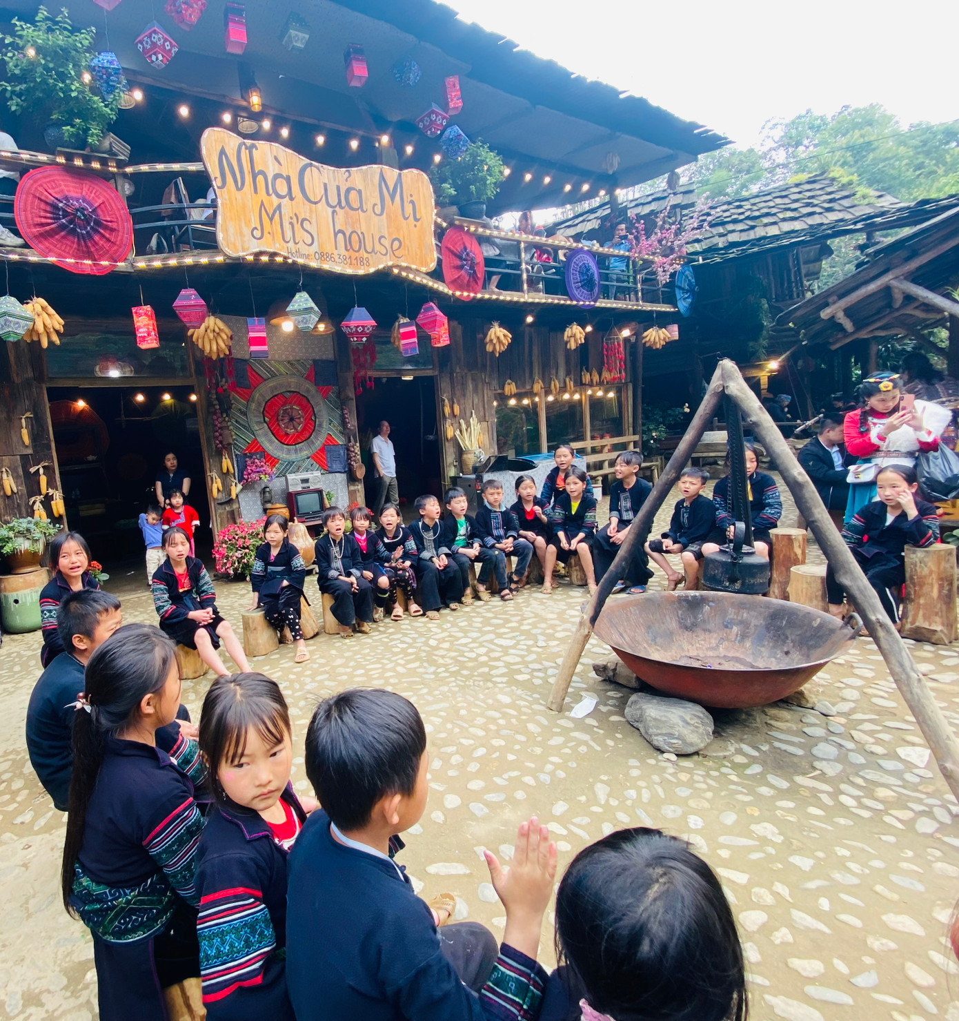 Lớp học hát tiếng Mông của thầy Giàng Seo Gà Lớp học hát tiếng Mông của thầy Giàng Seo Gà