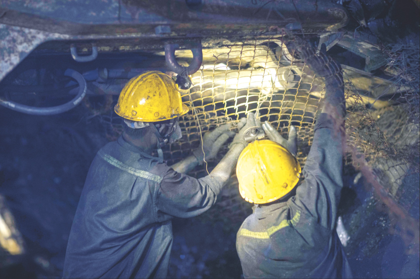 Công nhân than Hà Lầm gia cố nóc hầm lò ở độ sâu âm 300m so với mực nước biển