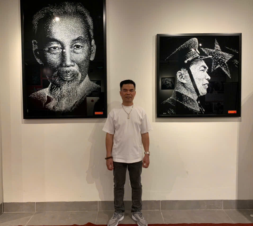 Họa sĩ Bùi Quốc Toản bên chân dung lãnh tụ, nhà cách mạng nổi tiếng Việt Nam Họa sĩ Bùi Quốc Toản bên chân dung lãnh tụ, nhà cách mạng nổi tiếng Việt Nam