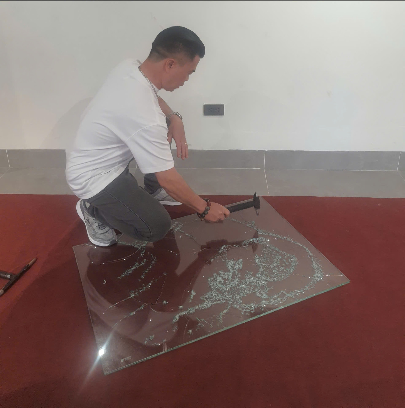 Họa sĩ Bùi Quốc Toản thực hiện chạm kính thành tranh ngay trong triển lãm Họa sĩ Bùi Quốc Toản thực hiện chạm kính thành tranh ngay trong triển lãm