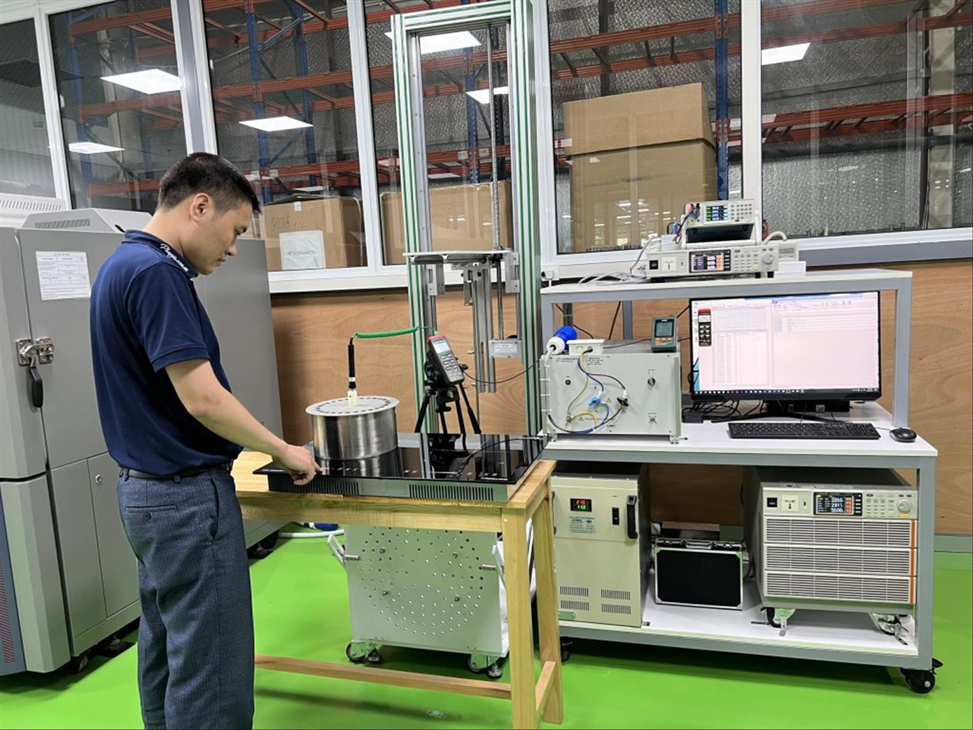 Kiểm định hiệu suất năng lượng của bếp từ Ảnh: Phúc Gia Kiểm định hiệu suất năng lượng của bếp từ Ảnh: Phúc Gia