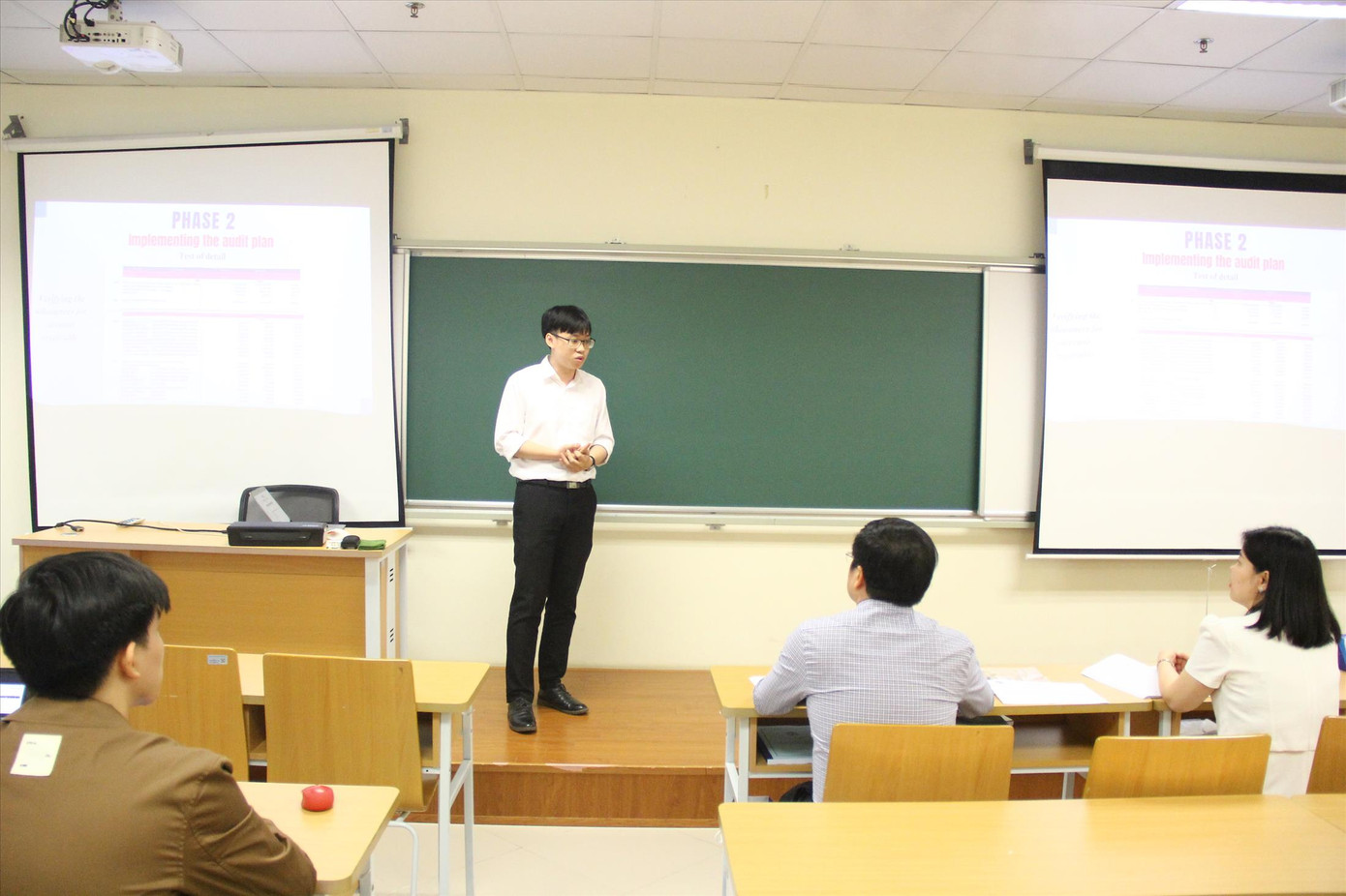 Sinh viên học chương trình chất lượng cao của Trường ĐH Kinh tế Quốc dân bảo vệ chương trình thực tập ngày 6/5 Ảnh: Diệp An Sinh viên học chương trình chất lượng cao của Trường ĐH Kinh tế Quốc dân bảo vệ chương trình thực tập ngày 6/5 Ảnh: Diệp An