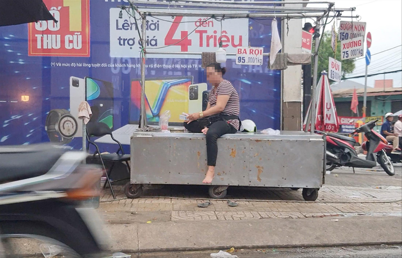 Bà X ngồi trên sạp thịt đếm vé số đợi nhóm phụ nữ tới lấy Ảnh: Thuận Nhàn Bà X ngồi trên sạp thịt đếm vé số đợi nhóm phụ nữ tới lấy Ảnh: Thuận Nhàn