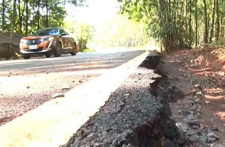 Đường ĐT756 vừa đưa vào sử dụng đã hư hỏng Ảnh: N.T