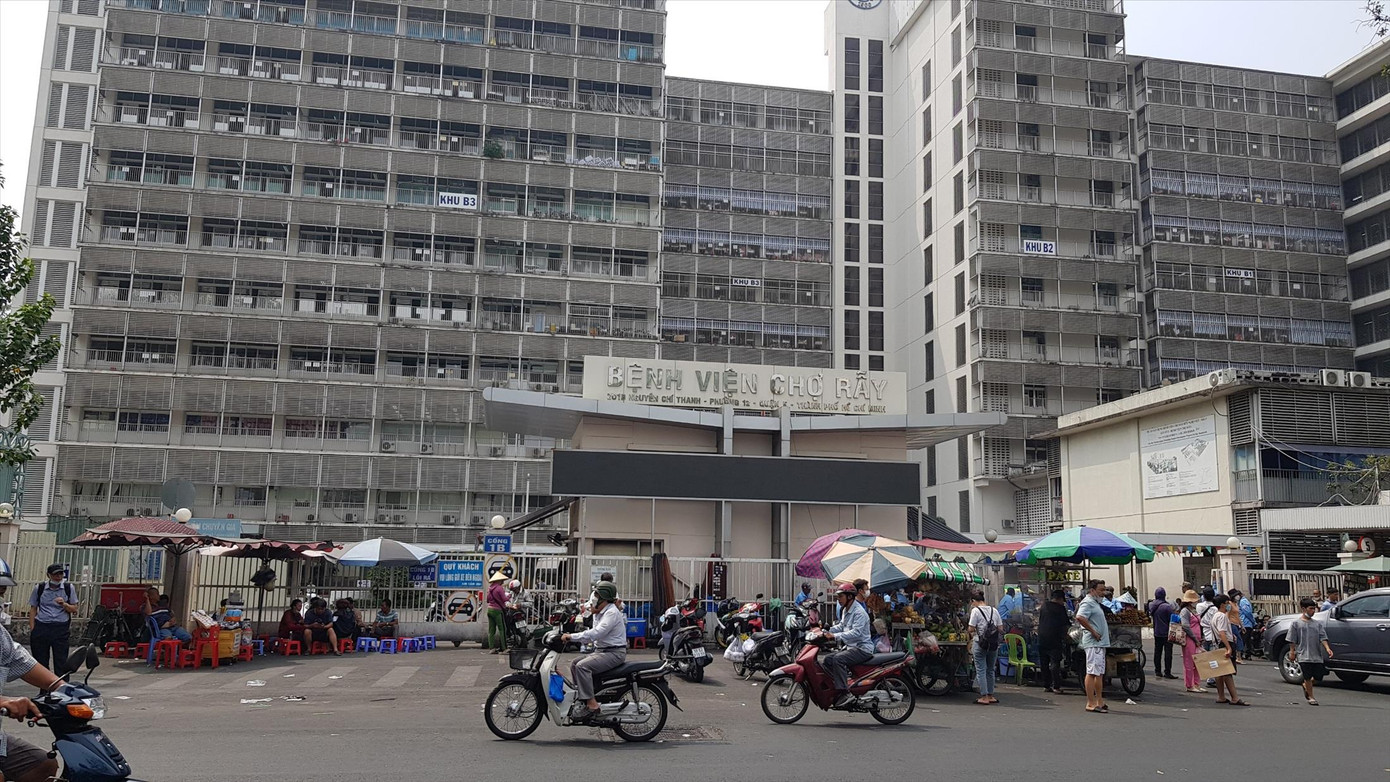 Nhiều phụ huynh sau khi chuyển tiền cho các đối tượng đã đến Bệnh viện Chợ Rẫy để đối chiếu, lúc đó mới biết mình bị lừa Ảnh: Vân Sơn