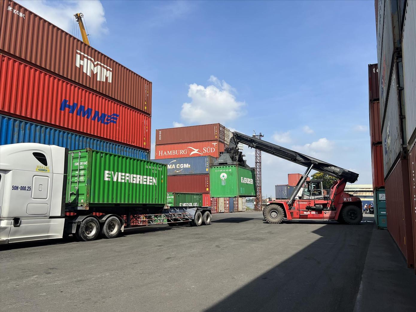 Chi phí logistics cao khiến sức cạnh tranh nông sản Việt gặp khó khi ra thế giới. Ảnh: U.P