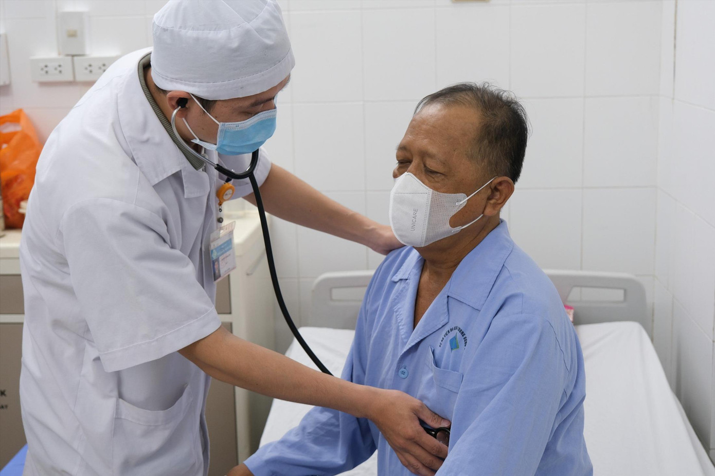 Bác sĩ khám cho bệnh nhân tại Bệnh viện Đa khoa Trung ương Cần Thơ, bệnh viện lớn hàng đầu ở miền Tây này cũng đang trong tình trạng khan hiếm máu