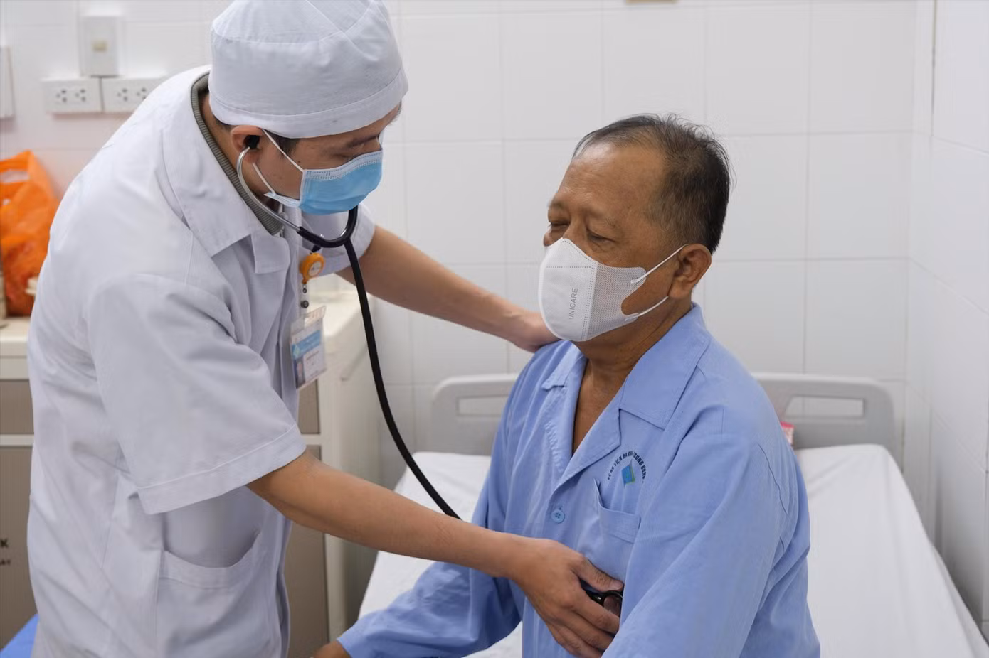 Bác sĩ khám cho bệnh nhân tại Bệnh viện Đa khoa Trung ương Cần Thơ, bệnh viện lớn hàng đầu ở miền Tây này cũng đang trong tình trạng khan hiếm máu Bác sĩ khám cho bệnh nhân tại Bệnh viện Đa khoa Trung ương Cần Thơ, bệnh viện lớn hàng đầu ở miền Tây này cũng đang trong tình trạng khan hiếm máu