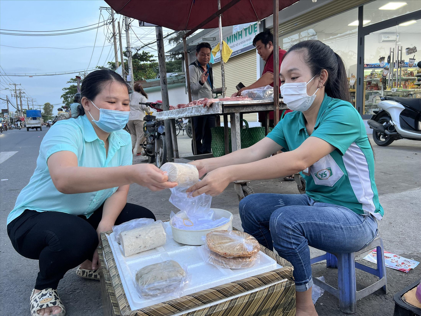 Vừa tan ca, chị Lê Thị Thùy Trang vội ôm mẹt chả cá ra chợ bán kiếm thêm thu nhập