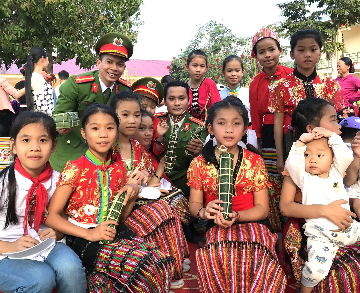 Tham gia tặng quà, gói bánh chưng cho em nhỏ vùng cao Tham gia tặng quà, gói bánh chưng cho em nhỏ vùng cao