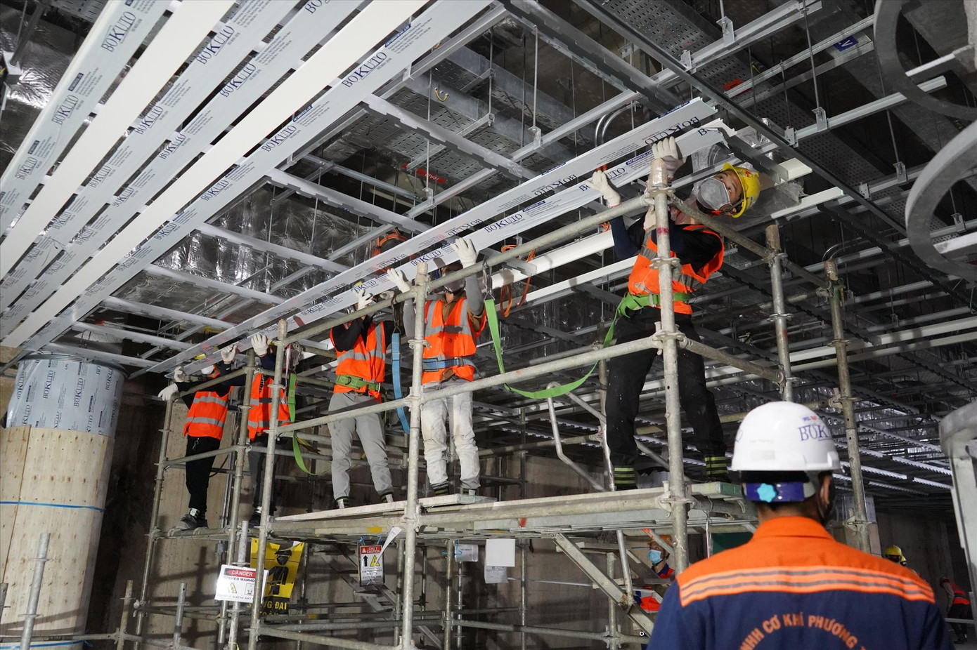 Công nhân thi công trong công trường metro số 1 Công nhân thi công trong công trường metro số 1