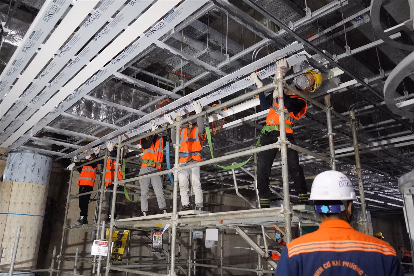 Công nhân thi công trong công trường metro số 1
