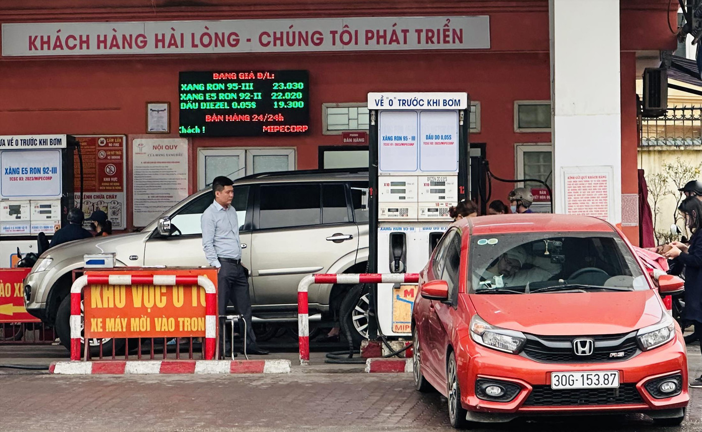 Nhiều DN bán lẻ xăng dầu cho rằng, việc tách bạch các khâu phân phối – bán lẻ sẽ khiến thị trường minh bạch hơn. Ảnh: Nguyễn Bằng Nhiều DN bán lẻ xăng dầu cho rằng, việc tách bạch các khâu phân phối – bán lẻ sẽ khiến thị trường minh bạch hơn. Ảnh: Nguyễn Bằng