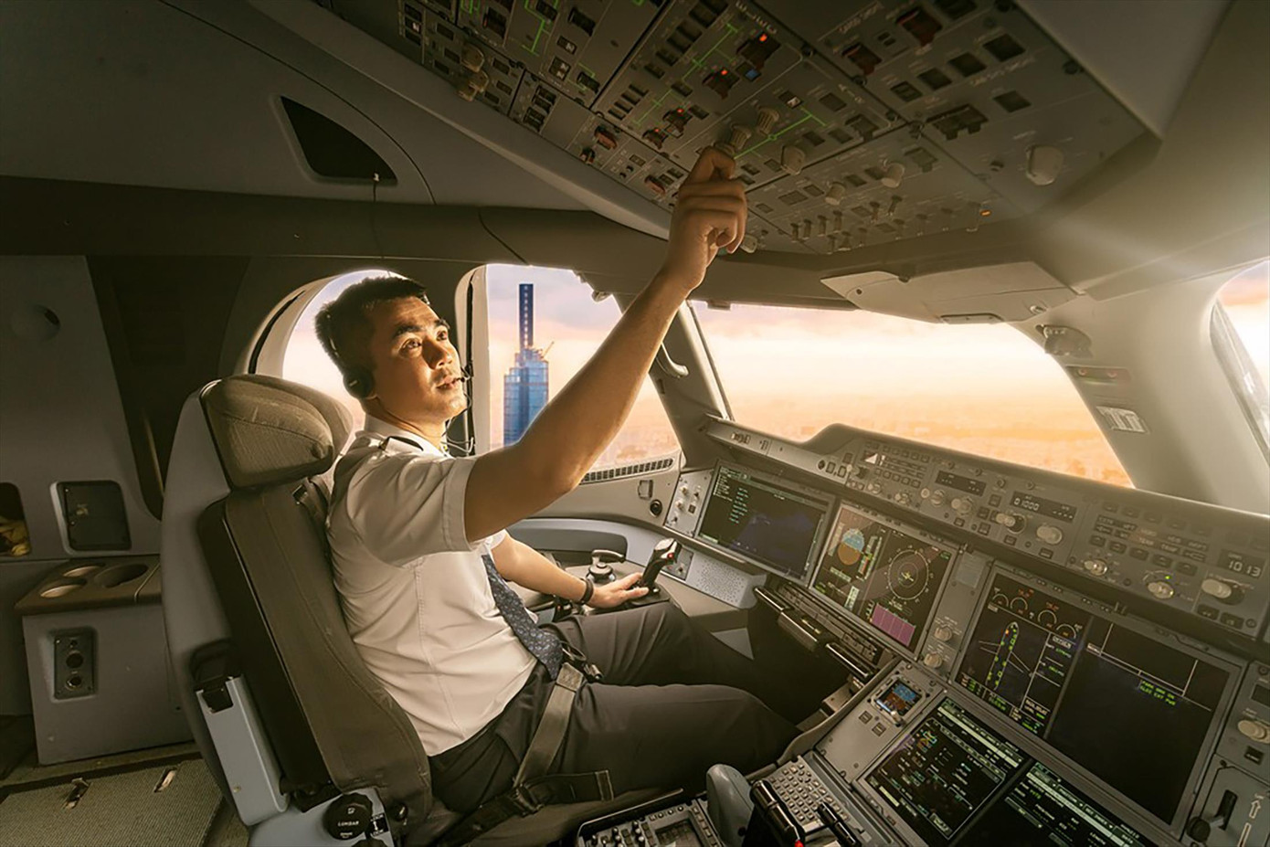 Hiện lương phi công người Việt tại Vietnam Airlines chưa bằng một nửa so với lương phi công ngoại (Ảnh minh hoạ: VNA)