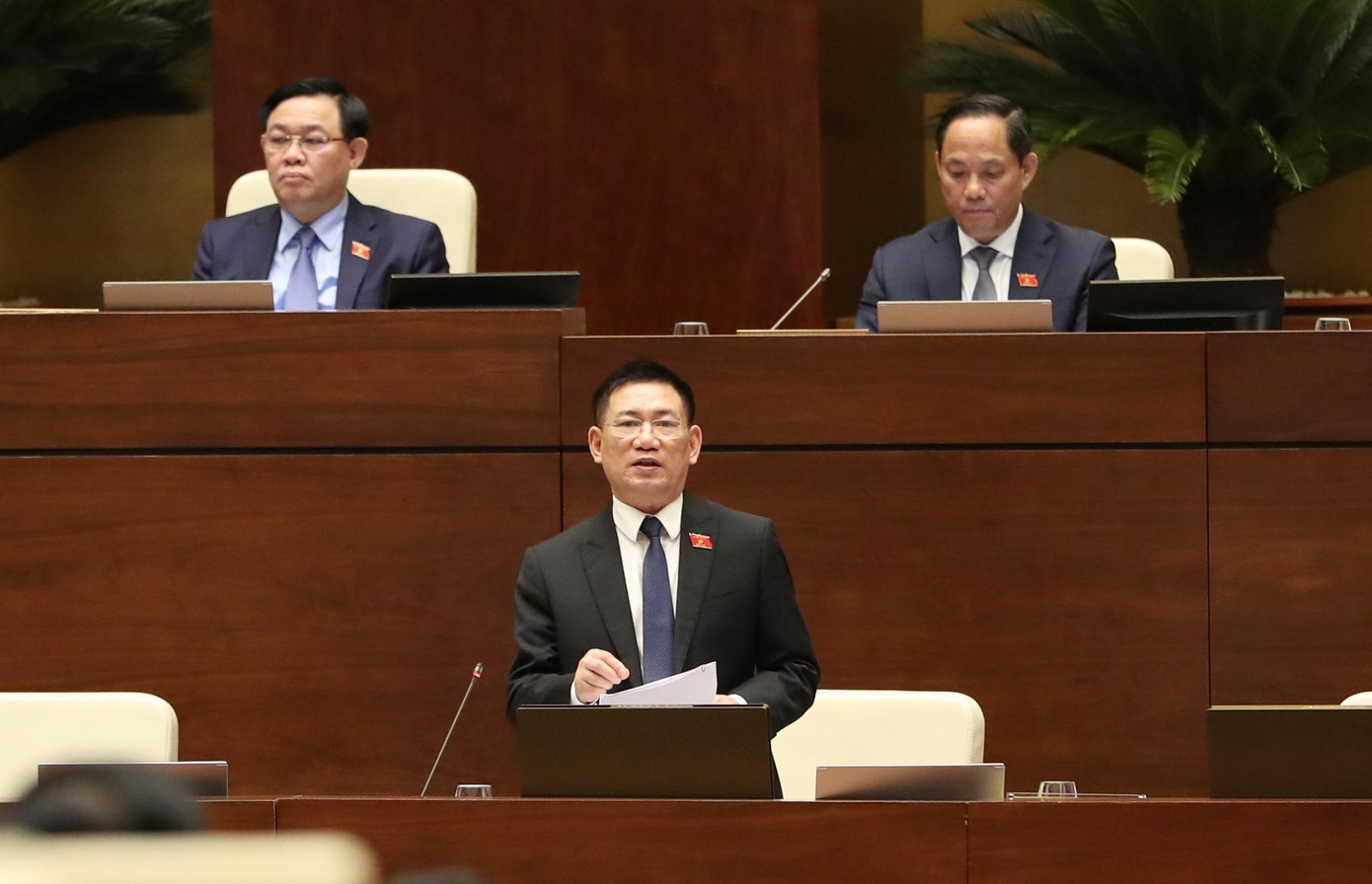 Ông Hồ Đức Phớc, Bộ trưởng Bộ Tài chính trao đổi xung quanh một số ý kiến đề nghị bãi bỏ Quỹ bảo hiểm cho người được bảo hiểm. Ảnh: Như Ý