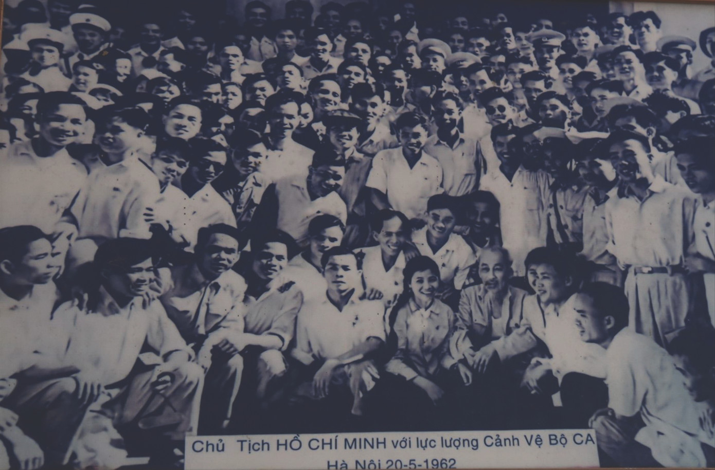 Kỷ niệm được chụp chung ảnh với Bác của lực lượng cảnh vệ. Kỷ niệm được chụp chung ảnh với Bác của lực lượng cảnh vệ.