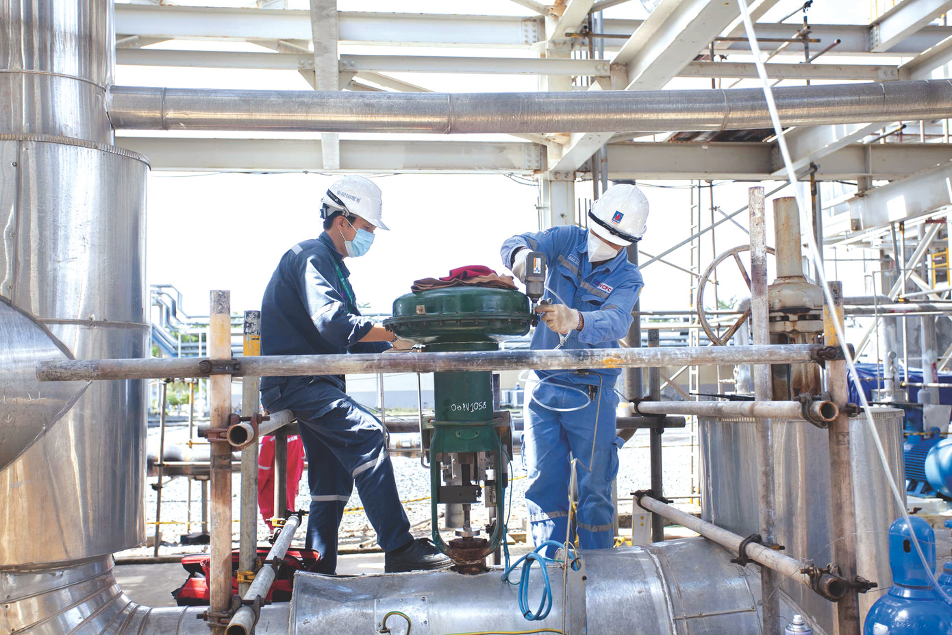 Cán bộ, kỹ sư Nhà máy Đạm Cà Mau thực hiện bảo dưỡng các thiết bị Cán bộ, kỹ sư Nhà máy Đạm Cà Mau thực hiện bảo dưỡng các thiết bị