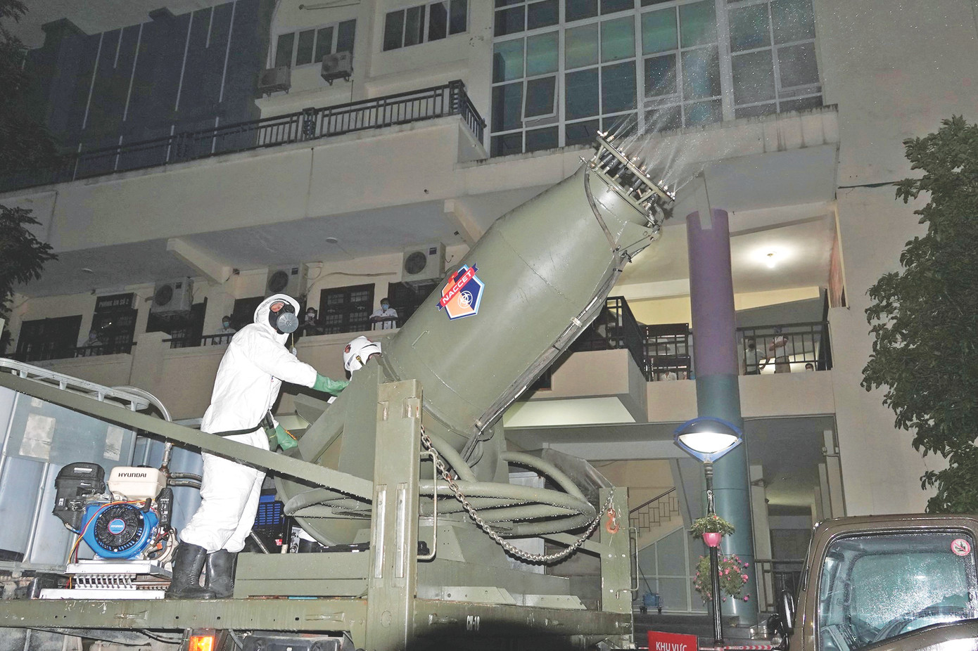 Chiến sĩ phòng hóa khử trùng, tiêu độc COVID-19 tại Bệnh viện Bạch Mai, tối 28/3/2020. Ảnh: Nguyễn Minh