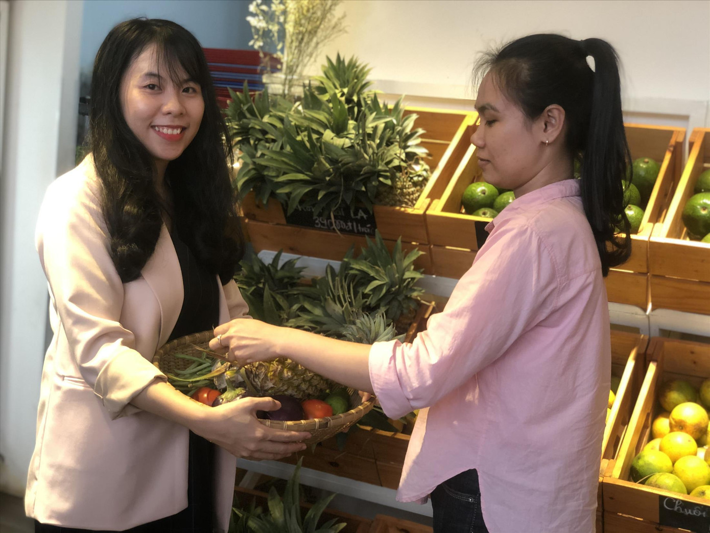 Chị Đỗ Phan Hoàng Sương (bên trái), nhà sáng lập DalatFOODIE, kinh doanh thực phẩm organic với mong muốn đưa đến nhiều sản phẩm tốt cho bà bầu và trẻ nhỏ. Ảnh: U.P Chị Đỗ Phan Hoàng Sương (bên trái), nhà sáng lập DalatFOODIE, kinh doanh thực phẩm organic với mong muốn đưa đến nhiều sản phẩm tốt cho bà bầu và trẻ nhỏ. Ảnh: U.P