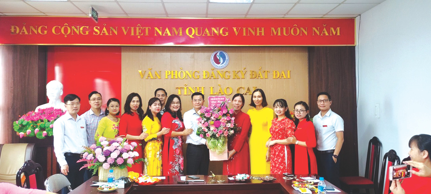 Tập thể cán bộ, nhân viên Văn phòng đăng ký đất đai tỉnh Lào Cai