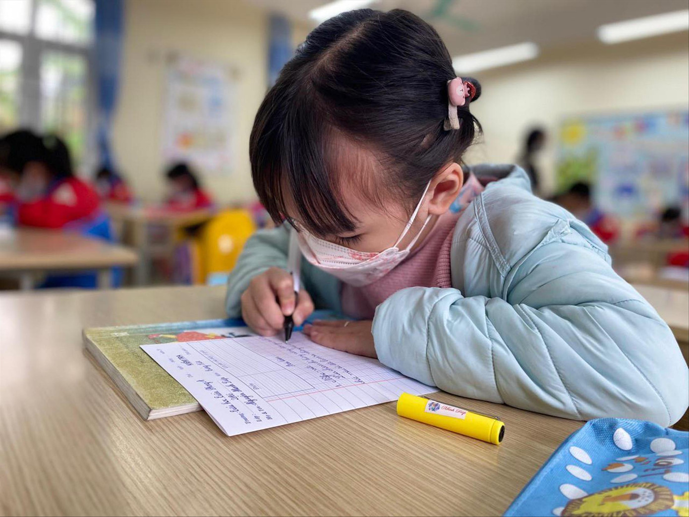 Học sinh lớp 1 Hà Nội trong lần hiếm hoi đến trường kiểm tra học kỳ I. Ảnh: Quỳnh Anh Học sinh lớp 1 Hà Nội trong lần hiếm hoi đến trường kiểm tra học kỳ I. Ảnh: Quỳnh Anh