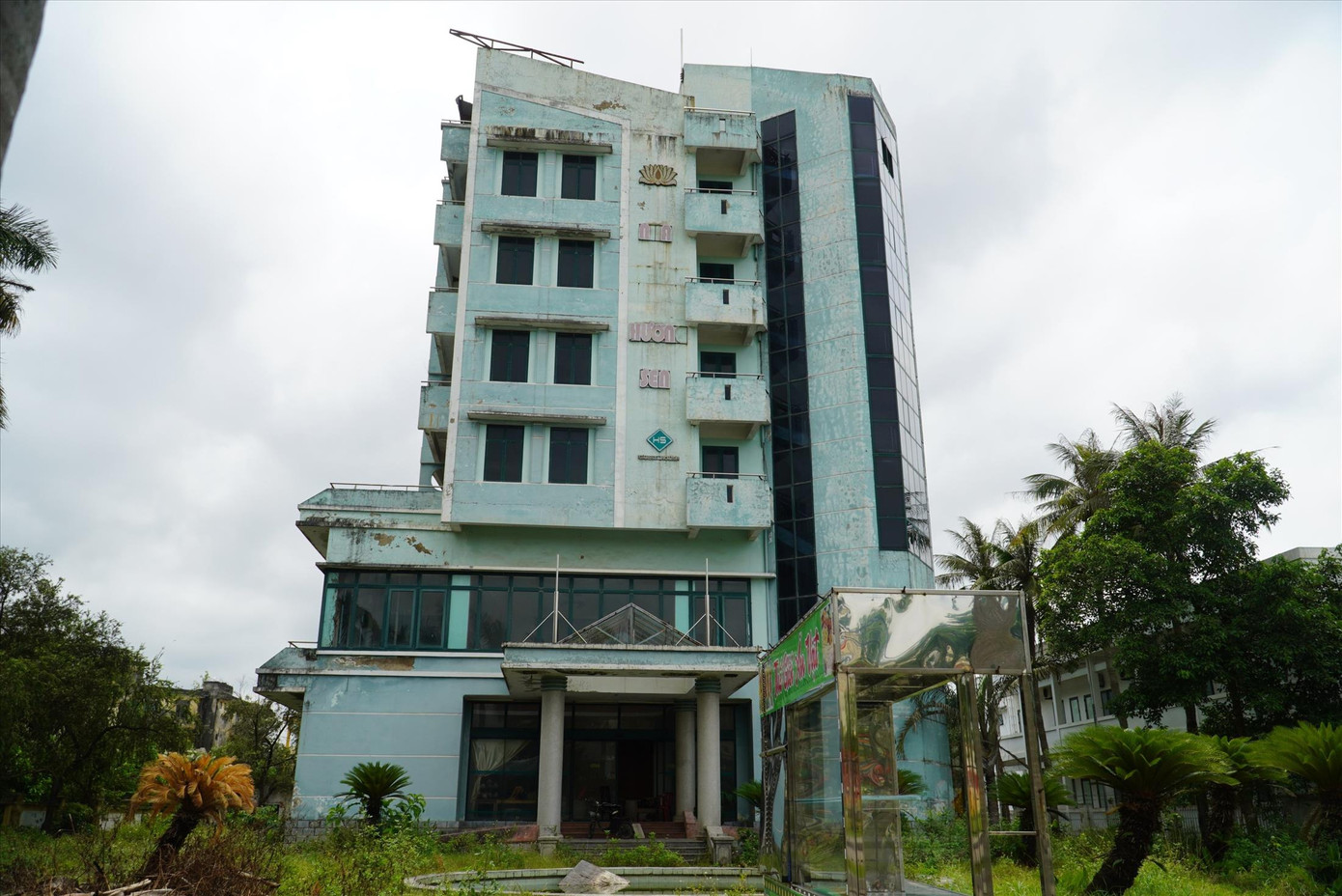 Nhà khách Hương Sen nằm trên đường Nguyễn Chí Thanh đang bị bỏ hoang.