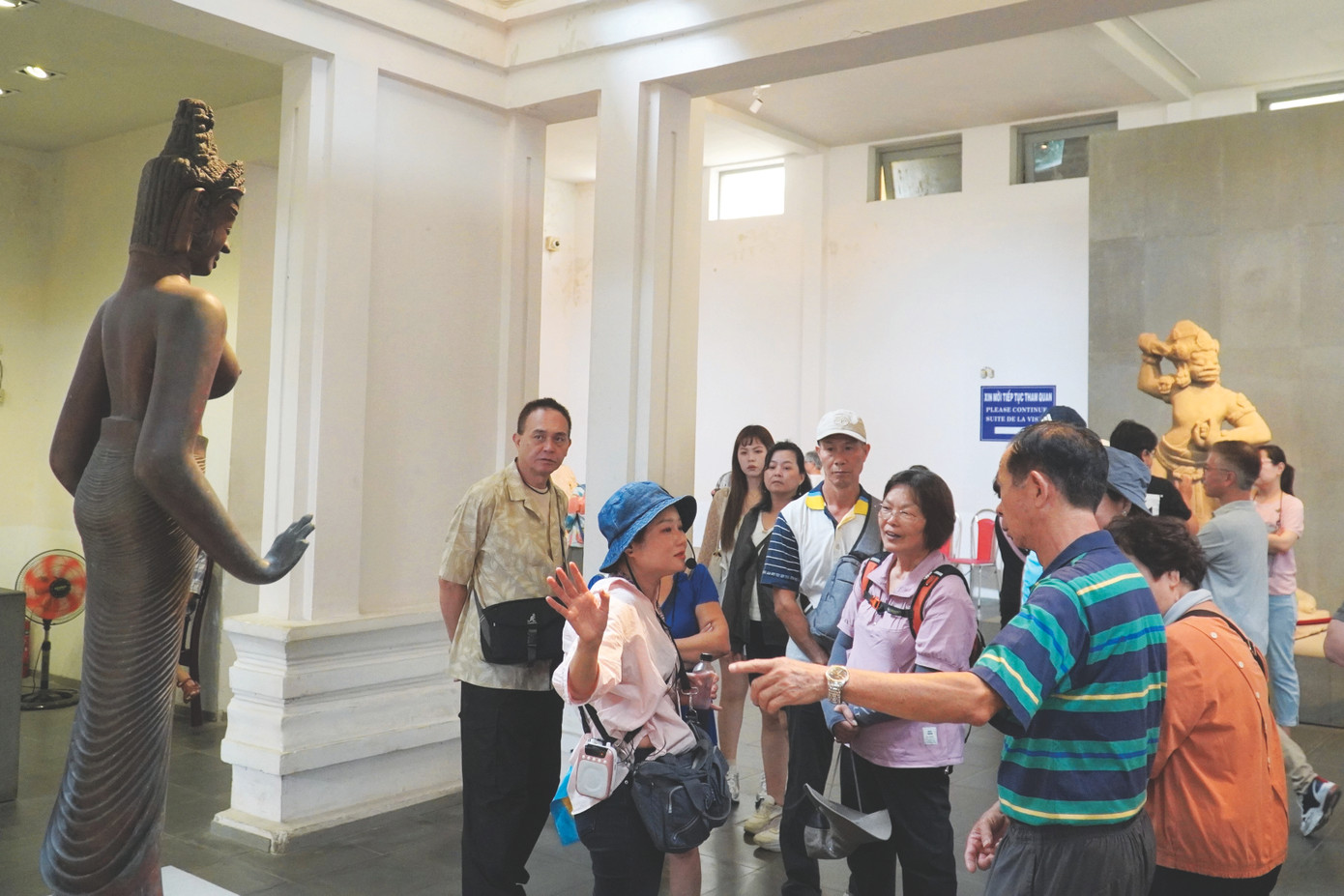 Du khách quốc tế thăm Bảo tàng Điêu khắc Chăm Ảnh: Thanh Hiền.