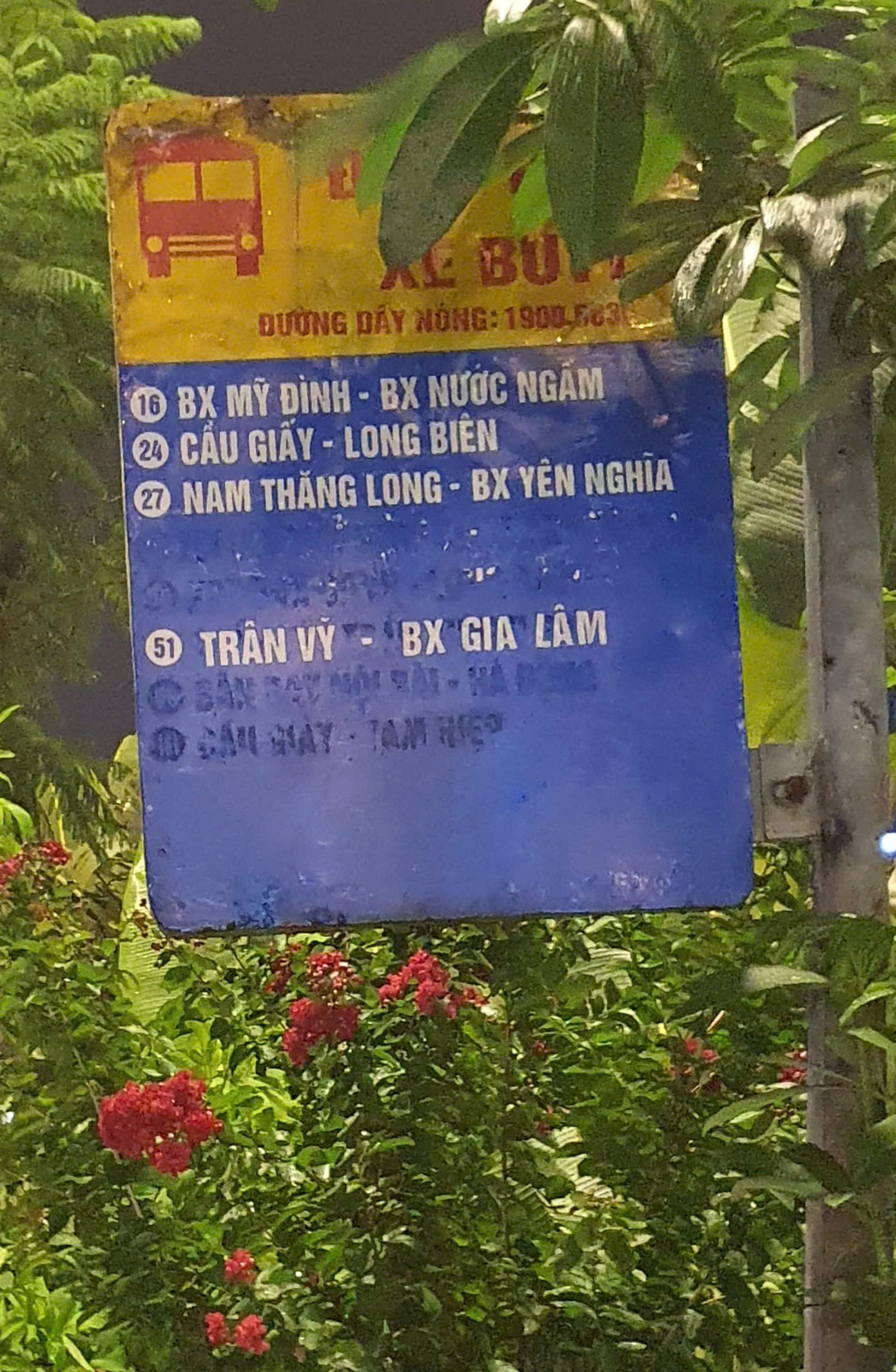 Một biển báo tại điểm chờ xe buýt