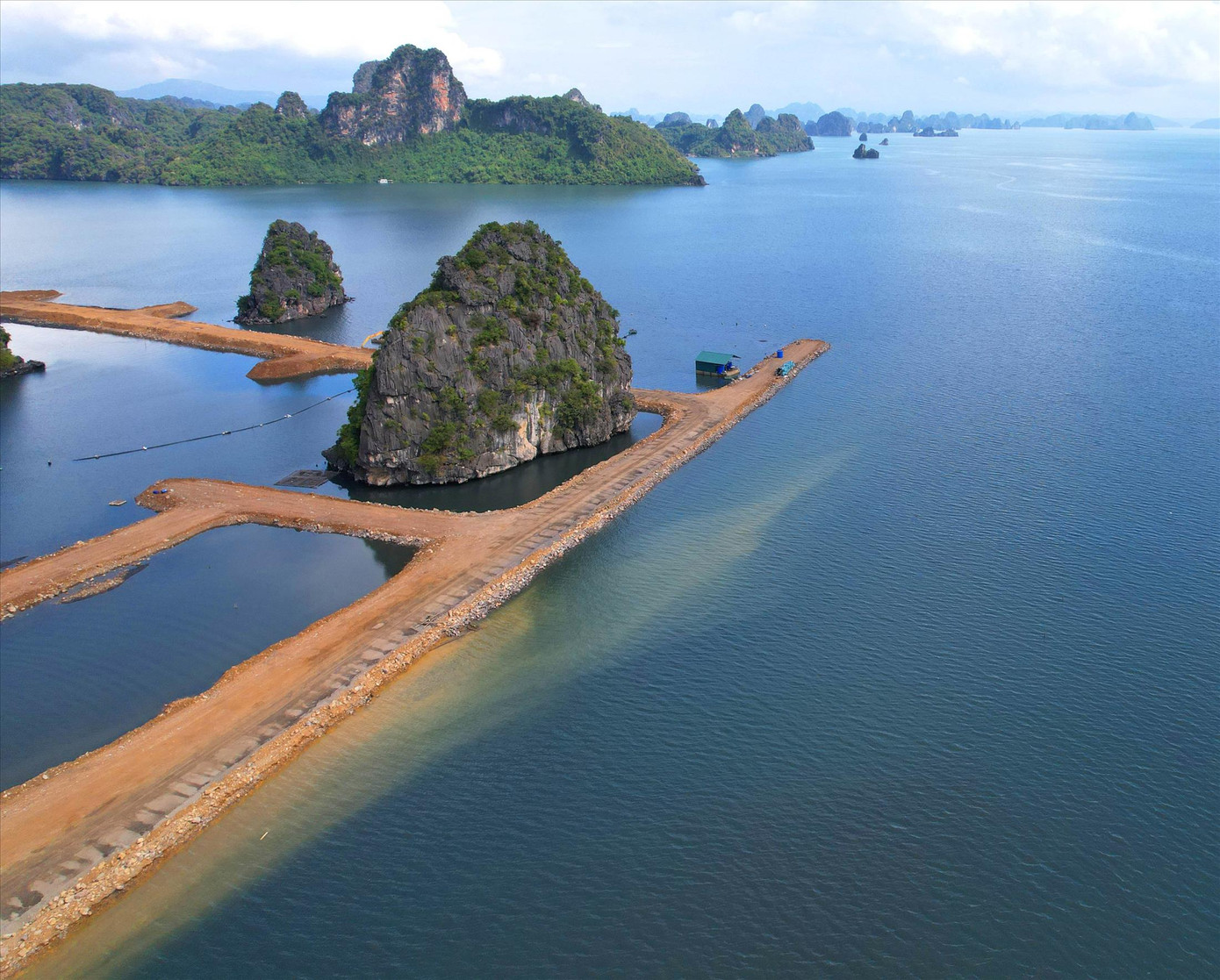 Trong quá trình thi công, chủ đầu tư để bùn đất trôi tự do xuống vịnh Ảnh Hoàng Dương Trong quá trình thi công, chủ đầu tư để bùn đất trôi tự do xuống vịnh Ảnh Hoàng Dương