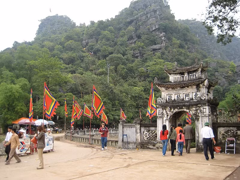 Bốn chữ BẮC MÔN TỎA THƯỢC trên cổng Đền Vua Đinh