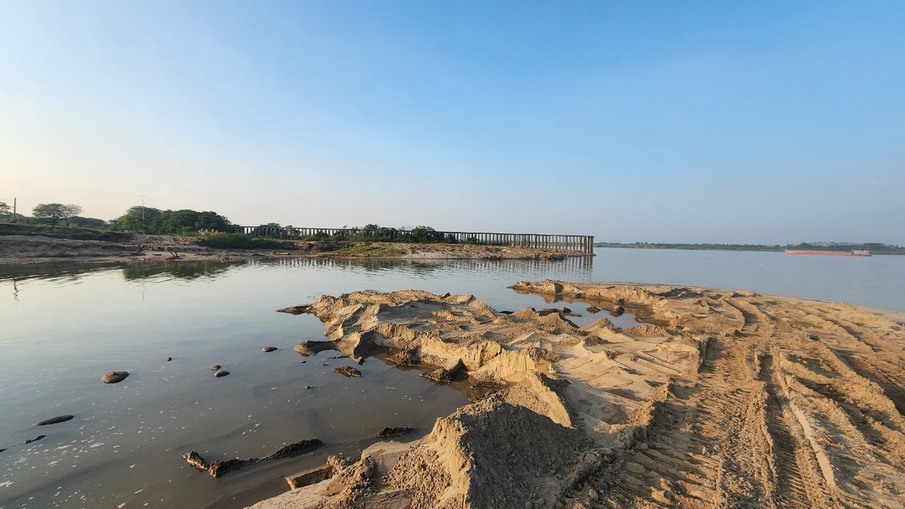 Hiện trạng mỏ cát Liên Mạc. Ảnh: Thanh Hiếu Hiện trạng mỏ cát Liên Mạc. Ảnh: Thanh Hiếu