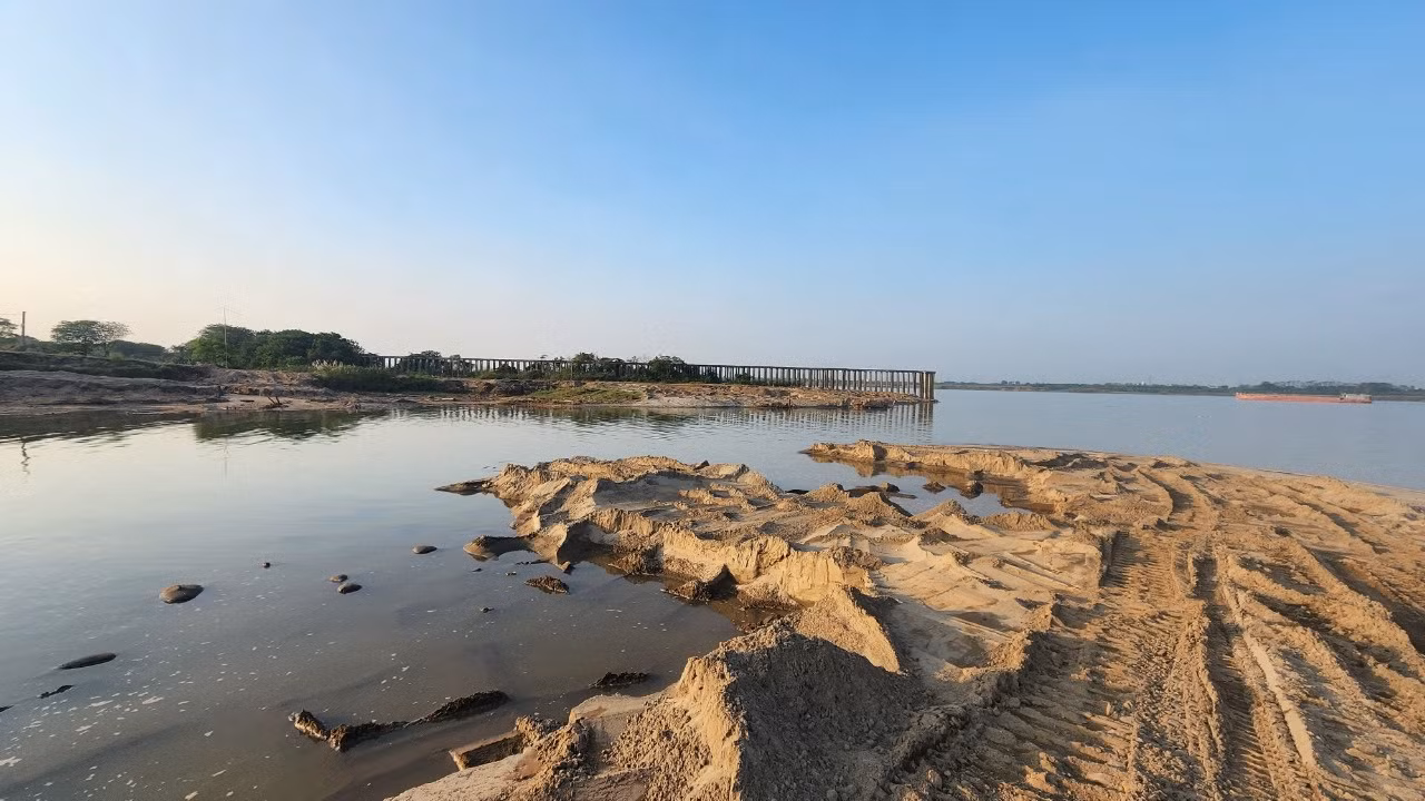 Hiện trạng mỏ cát Liên Mạc. Ảnh: Thanh Hiếu