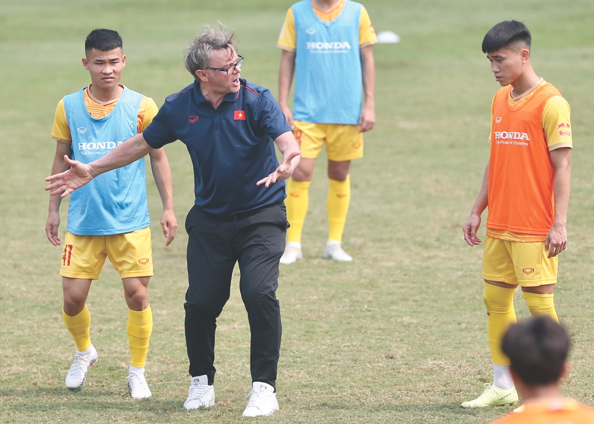 HLV Troussier hướng dẫn các cầu thủ tập luyện HLV Troussier hướng dẫn các cầu thủ tập luyện