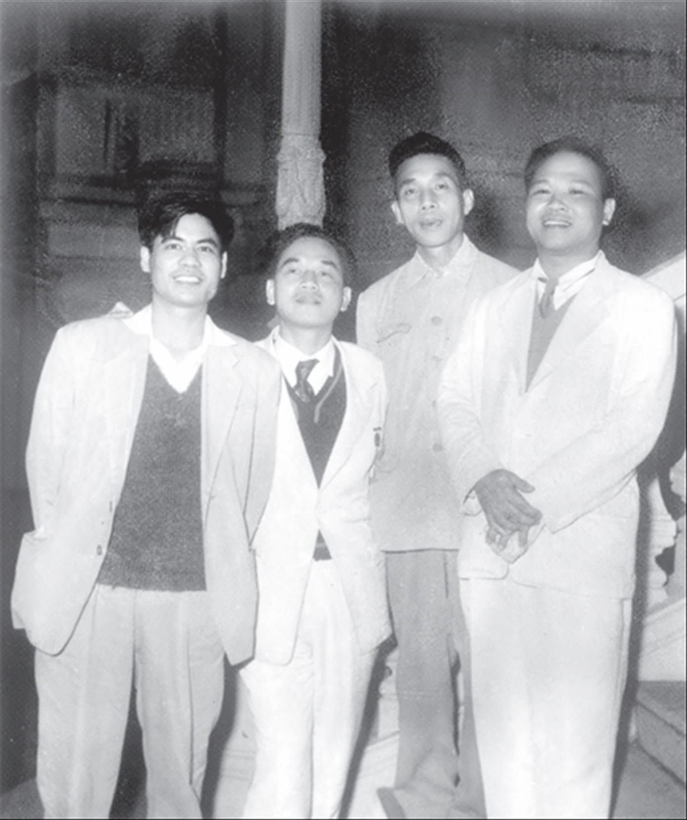 Bốn tên tuổi của giới văn học (từ phải qua) Huy Cận, Nguyễn Huy Tưởng, Xuân Diệu, Nguyễn Đình Thi được trao Giải thưởng Hồ Chí Minh đợt 1 Bốn tên tuổi của giới văn học (từ phải qua) Huy Cận, Nguyễn Huy Tưởng, Xuân Diệu, Nguyễn Đình Thi được trao Giải thưởng Hồ Chí Minh đợt 1