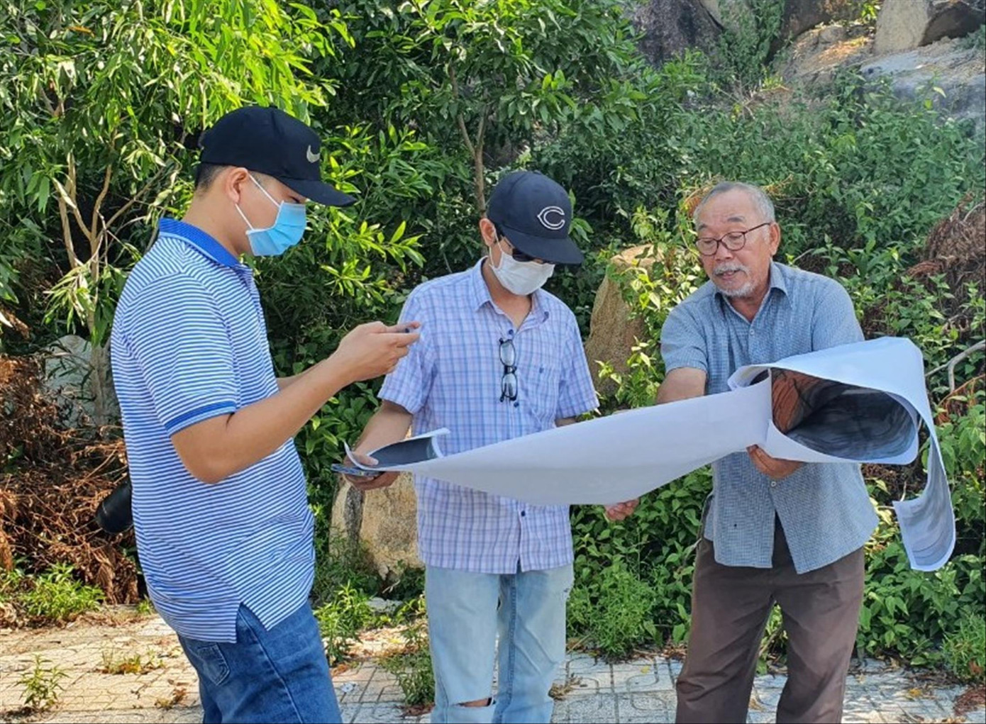 Ông Nguyễn Văn Bình (bên phải ảnh) trao đổi với báo chí về dự án sông Lô Ảnh LỮ HỒ Ông Nguyễn Văn Bình (bên phải ảnh) trao đổi với báo chí về dự án sông Lô Ảnh LỮ HỒ