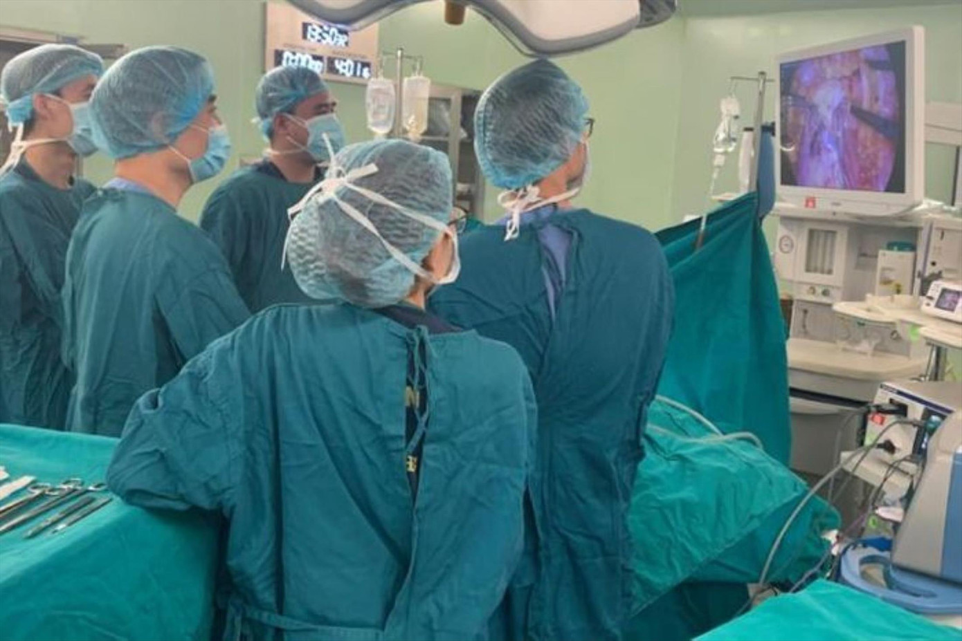 Các bác sĩ khoa Phẫu thuật Tiêu hóa - Gan Mật Tụy mổ nội soi cho bệnh nhân Các bác sĩ khoa Phẫu thuật Tiêu hóa - Gan Mật Tụy mổ nội soi cho bệnh nhân