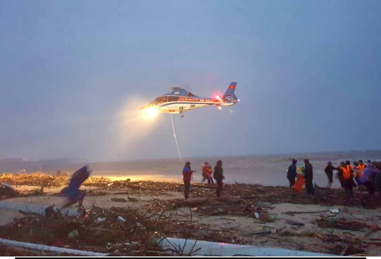 Trực thăng được điều đến cứu hộ thuyền viên gặp nạn trên tàu Vietship 01 Trực thăng được điều đến cứu hộ thuyền viên gặp nạn trên tàu Vietship 01