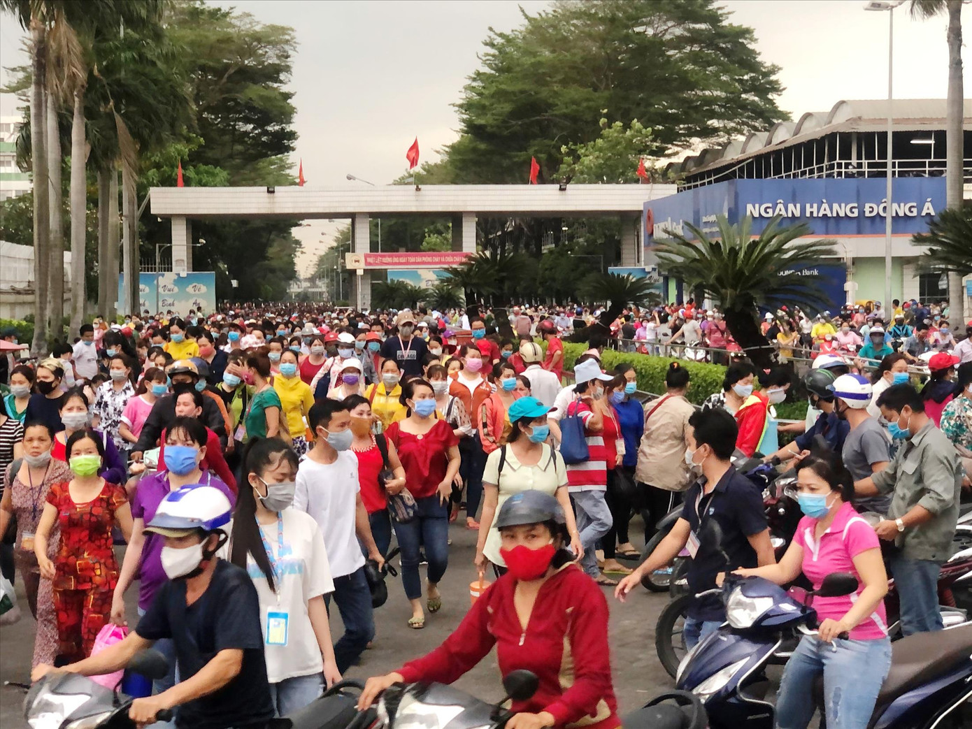 Công nhân Cty TNHH PouYuen Việt Nam trong giờ tan ca. Ảnh: U.P Công nhân Cty TNHH PouYuen Việt Nam trong giờ tan ca. Ảnh: U.P