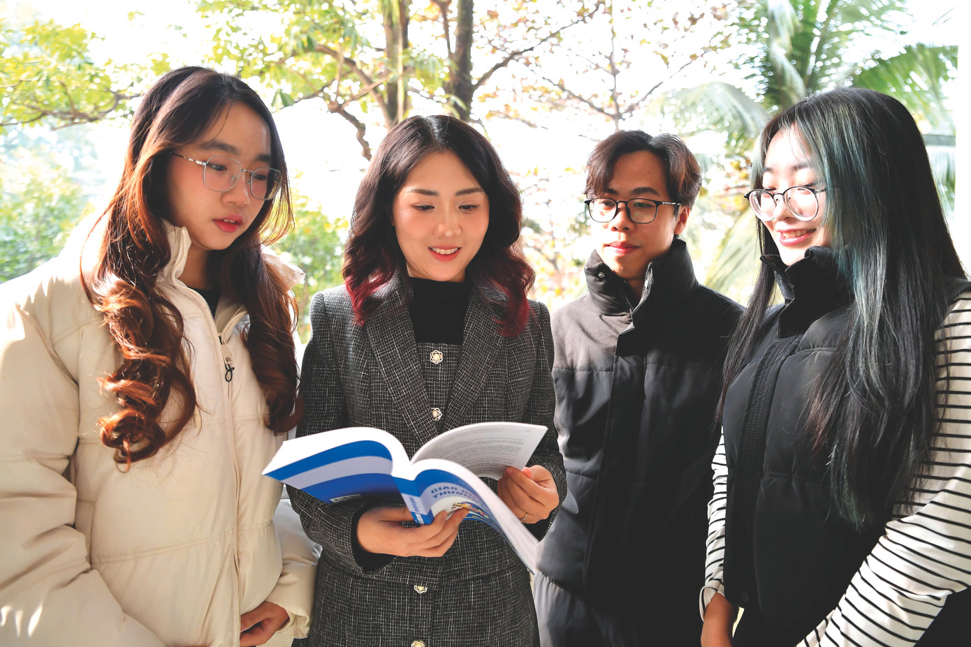 Nữ Phó giáo sư trẻ chia sẻ, truyền cảm hứng cho sinh viên.