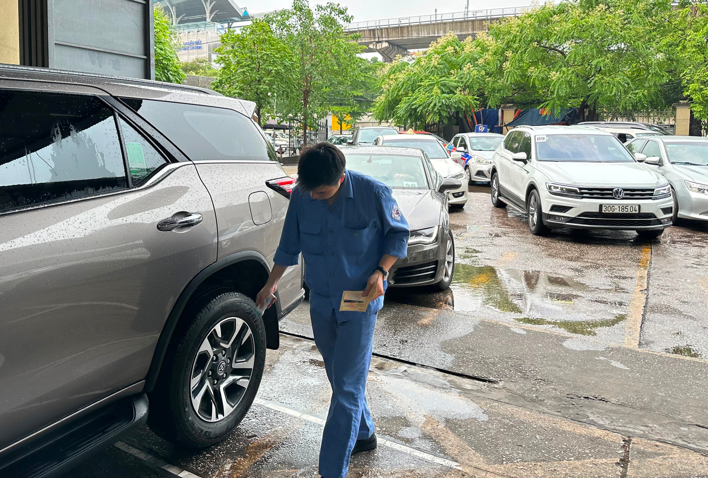 100% xe phải làm thủ tục trực tiếp và xếp hàng kéo dài tại TTĐK Cầu Giấy