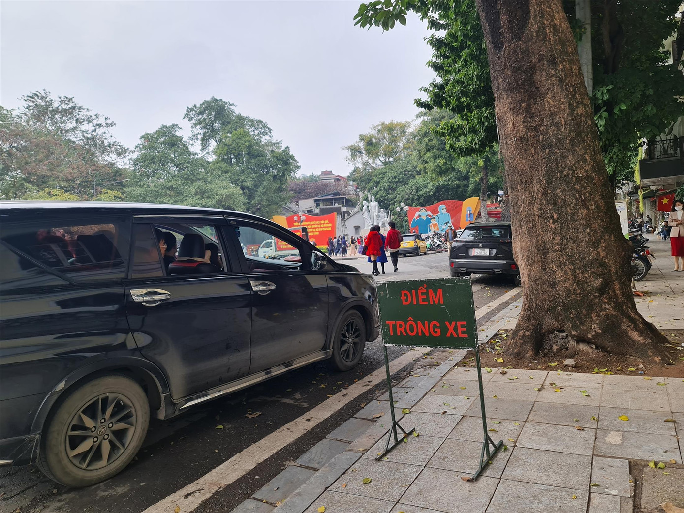 Một điểm trông giữ xe trái phép quanh hồ Hoàn Kiếm Một điểm trông giữ xe trái phép quanh hồ Hoàn Kiếm