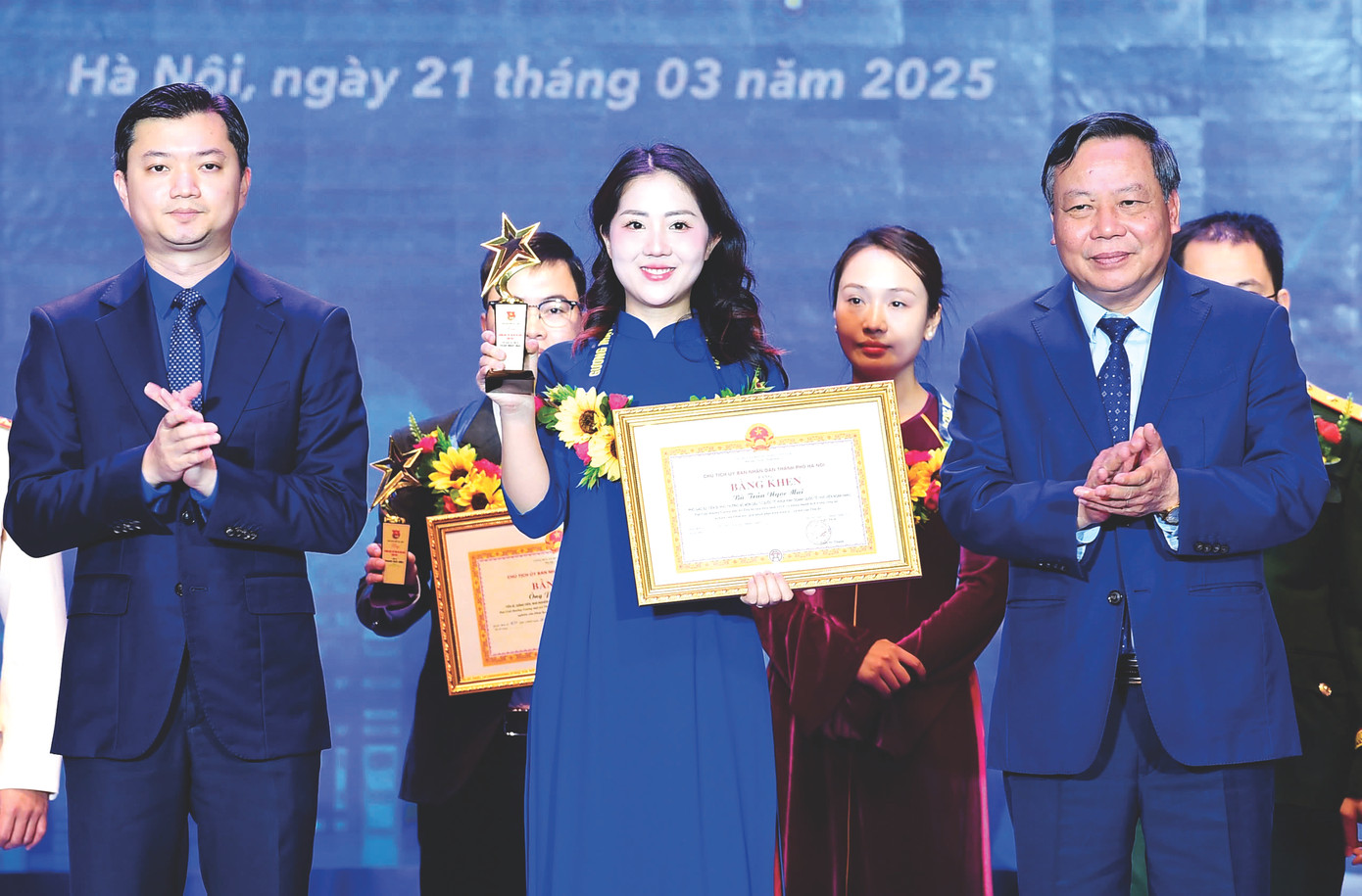 PGS. TS Trần Ngọc Mai nhận Giải thưởng Gương mặt trẻ tiêu biểu Thủ đô năm 2024. Ảnh: Xuân Tùng