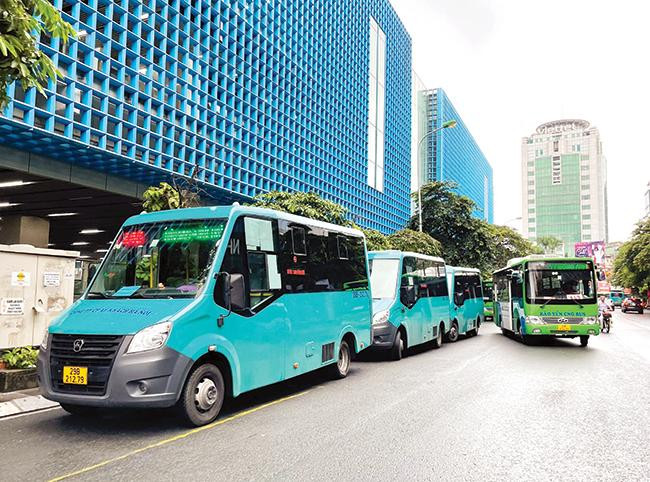 Xe buýt sử dụng nhiên liệu sạch và xe buýt loại nhỏ vừa mở tuyến kết nối khách với đường sắt đô thị Ảnh: Như Ý