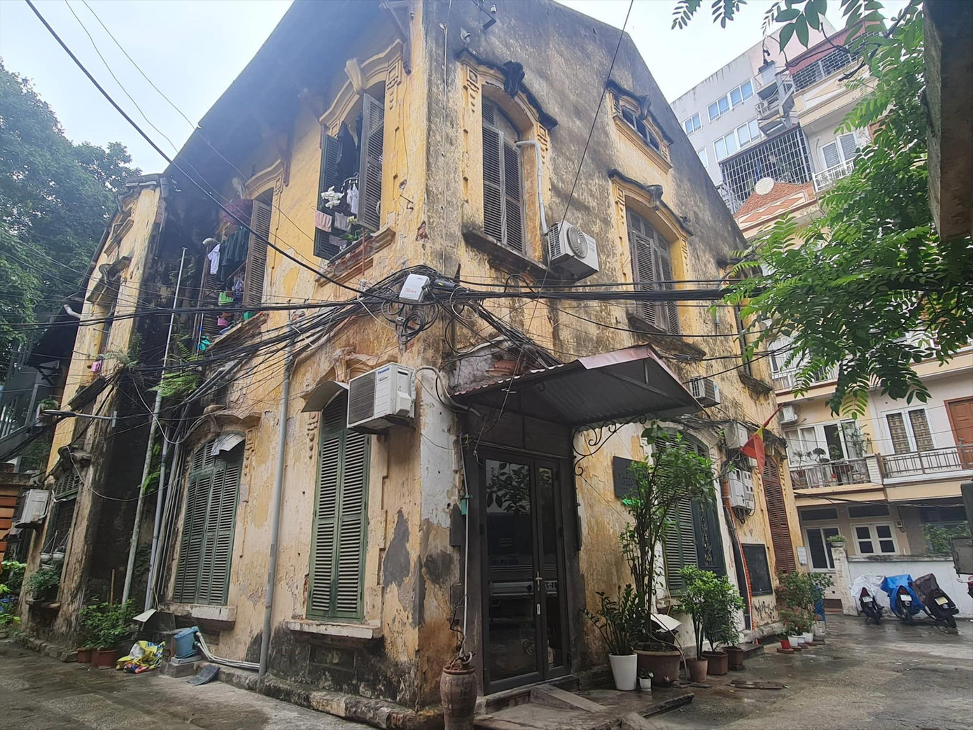 Biệt thự cũ tại phố Phan Chu Trinh được chính quyền làm rào tạm để tránh ngói rơi xuống đường đi