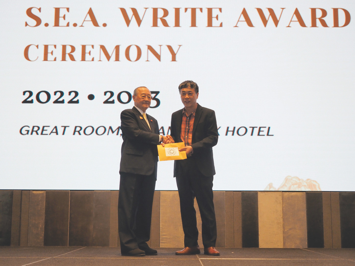 Nhà văn Nguyễn Bình Phương nhận giải thưởng văn học ASEAN cho tác phẩm “Một ví dụ xoàng”. Nhà văn Nguyễn Bình Phương nhận giải thưởng văn học ASEAN cho tác phẩm “Một ví dụ xoàng”.