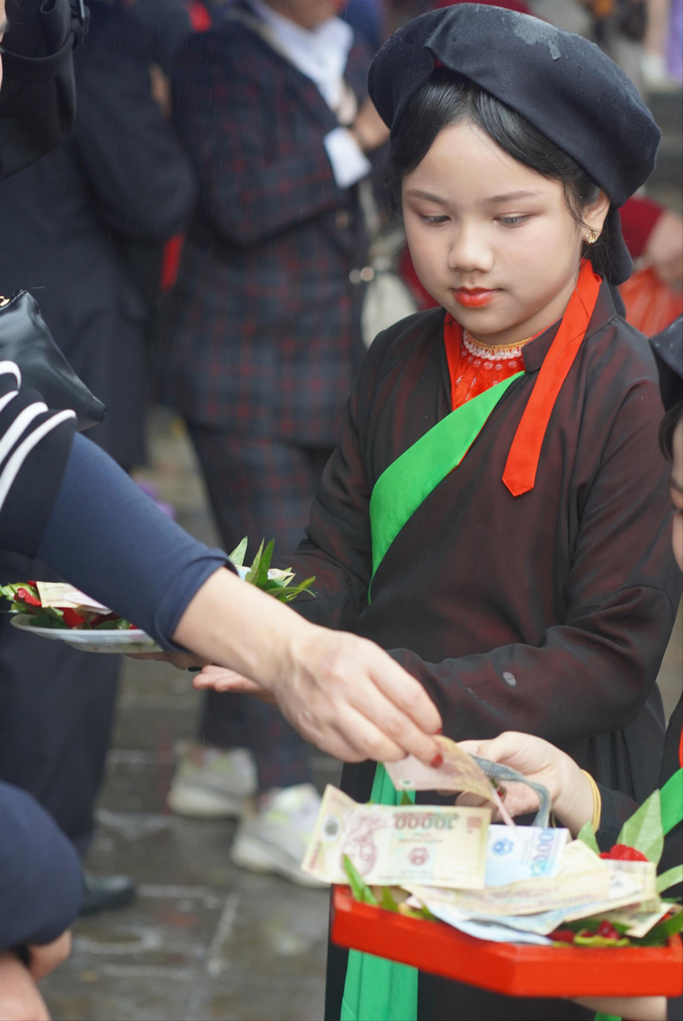 Phổ biến việc du khách tặng tiền cho người quan họ tại hội Lim. Ảnh: TRỌNG QUÂN Phổ biến việc du khách tặng tiền cho người quan họ tại hội Lim. Ảnh: TRỌNG QUÂN