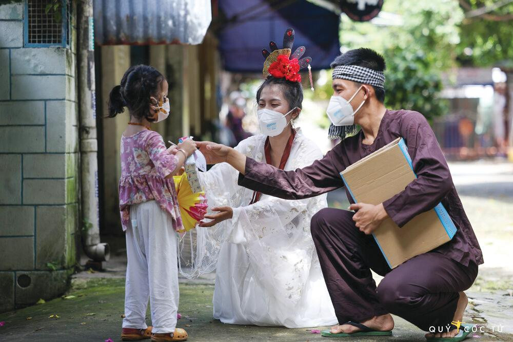 Bộ đội cùng tình nguyện viên ở phường 7, Bình Thạnh đóng chú Cuội chị Hằng tặng quà Trung thu cho trẻ em có hoàn cảnh khó khăn Bộ đội cùng tình nguyện viên ở phường 7, Bình Thạnh đóng chú Cuội chị Hằng tặng quà Trung thu cho trẻ em có hoàn cảnh khó khăn