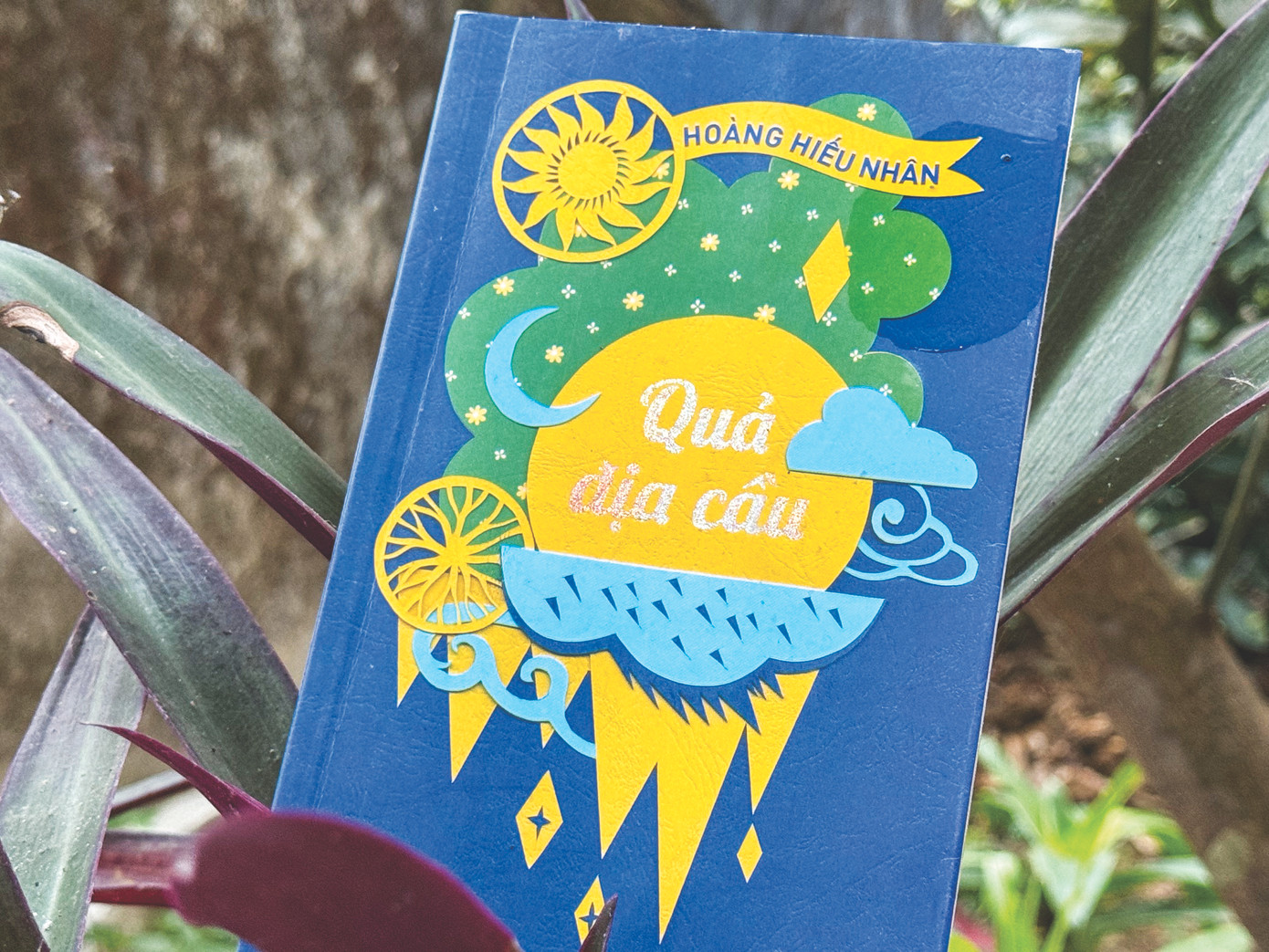 Tập thơ “Quả địa cầu” do nhà thơ Trần Đăng Khoa chủ trì xuất bản sau khi nhà thơ Hoàng Hiếu Nhân qua đời.